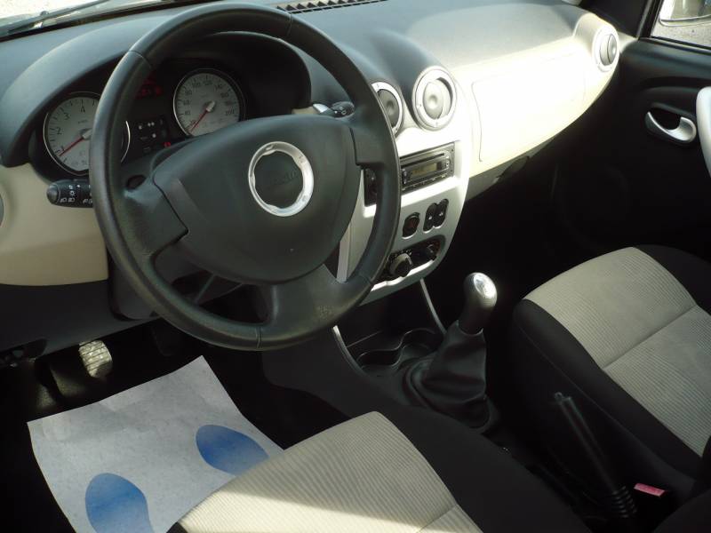 logan 7 places a vendre a saint maximin