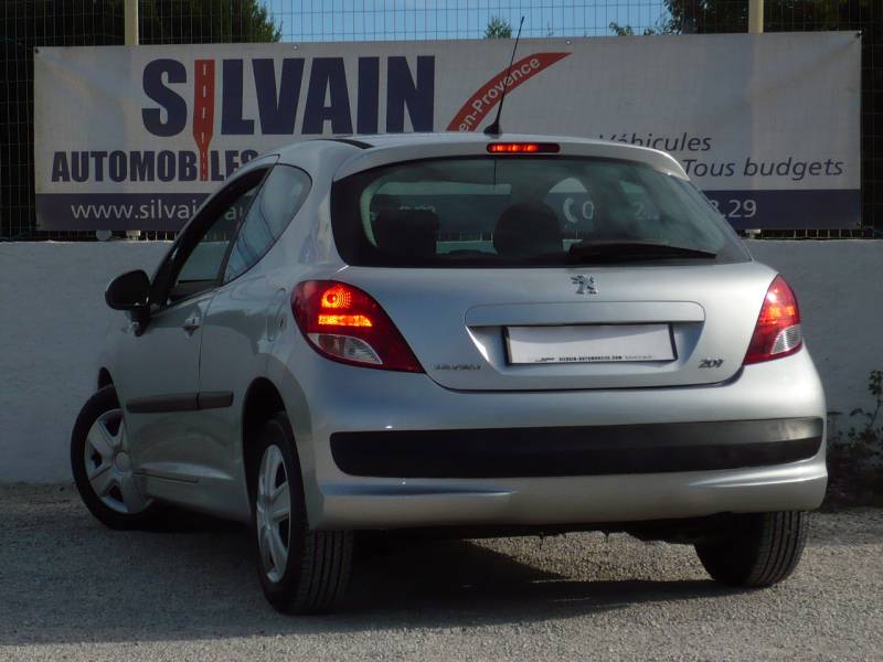 PEUGEOT 207 1.4L 95 CV ESSENCE OCCASION PAS CHERE A VENDRE A EGUILLES