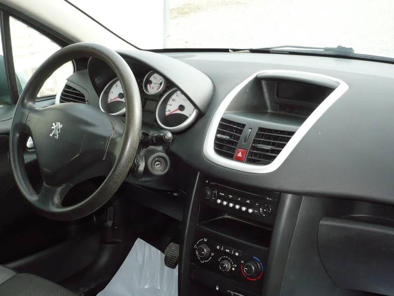 PEUGEOT 207 1.4L 95 CV ESSENCE OCCASION PAS CHERE A VENDRE A VITROLLES