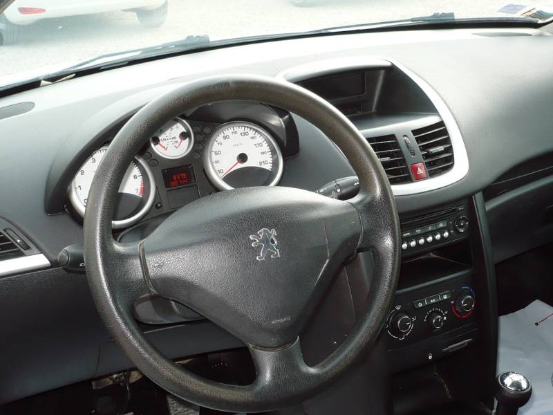 PEUGEOT 207 1.4L 95 CV ESSENCE OCCASION PAS CHERE A VENDRE A SALON DE PROVENCE