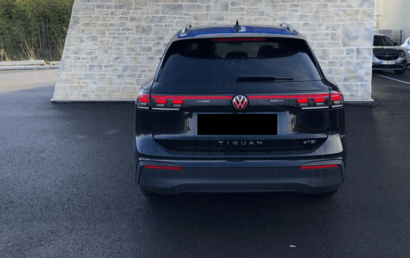 VOLKSWAGEN TIGUAN ESSENCE BVA NEUF A VENDRE  A SAINT MAXIMIN LA SAINTE BAUME